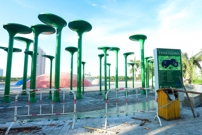 Cận cảnh công viên trăm tỉ xây sai quy hoạch ở Hà Nội - Ảnh 7.