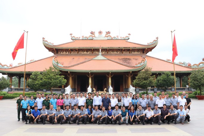 Hải quân Vùng 2, Vùng 5 thăm các di tích lịch sử ở TP HCM - Ảnh 2.