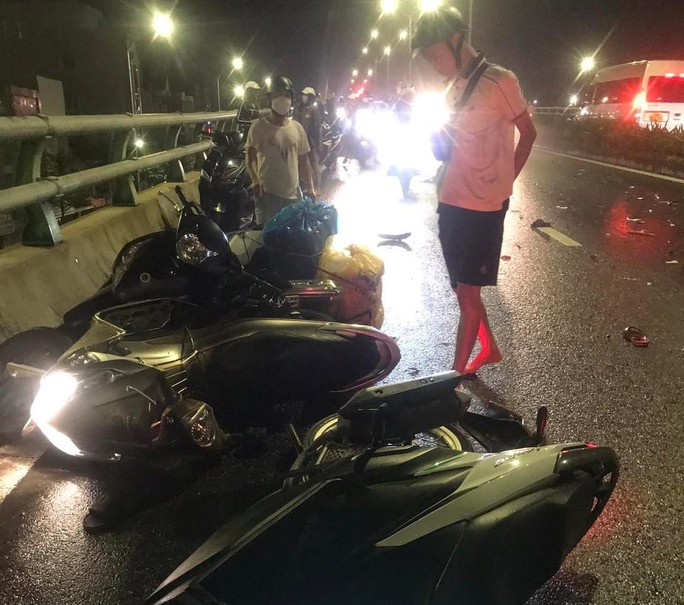 Đà Nẵng: Hiện trường vụ tai nạn liên hoàn trên cầu vượt Ngã ba Huế - Ảnh 4.