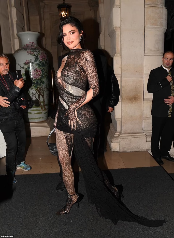 Kylie Jenner đốt mắt thiên hạ bằng váy xuyên thấu - Ảnh 2.