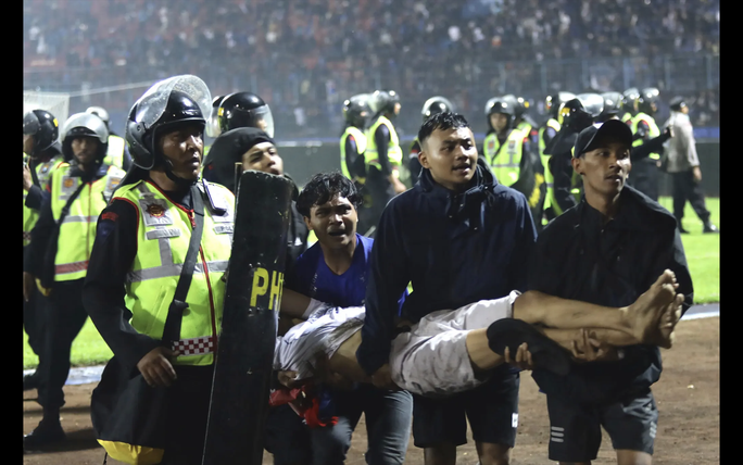 Tổng thống Indonesia lên tiếng vụ bạo loạn sân bóng gây rúng động  - Ảnh 2.