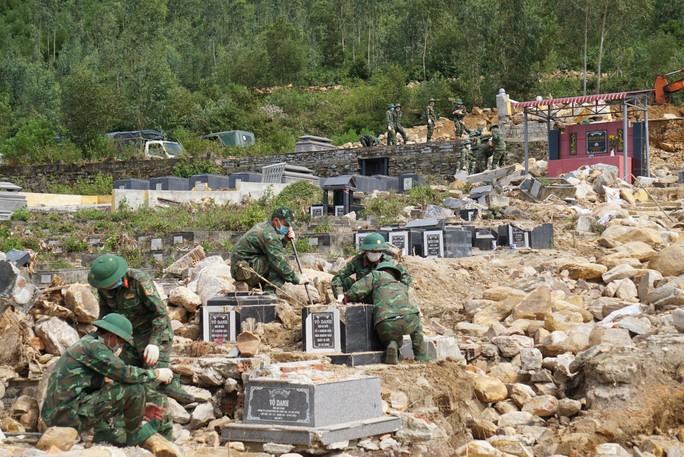 Cận cảnh 800 chiến sĩ bộ đội bới đất, hất đá tìm mộ cho dân do lũ gây ra - Ảnh 9.