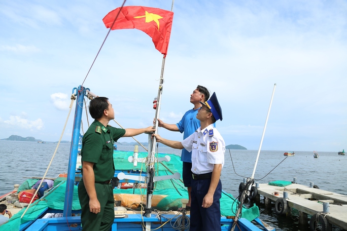 Tặng cờ Tổ quốc cho ngư dân xã đảo Sơn Hải - Ảnh 1.