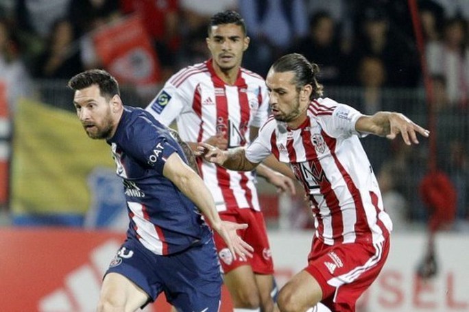 “Song tấu” Messi - Mbappe thăng hoa, PSG vững ngôi đầu - Ảnh 3.