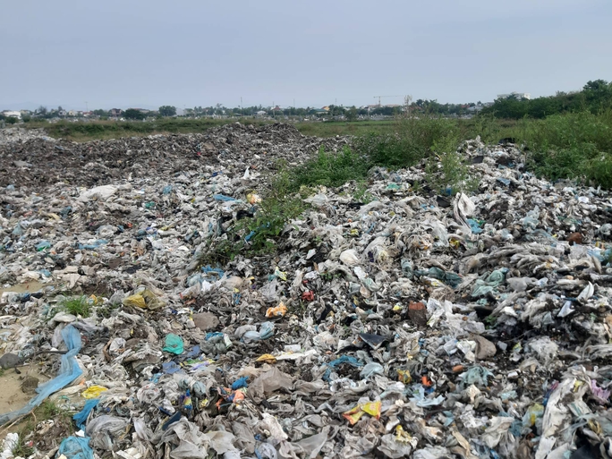 CLIP: Cận cảnh “núi rác” 84.000 tấn bị bỏ quên giữa thành phố - Ảnh 10.