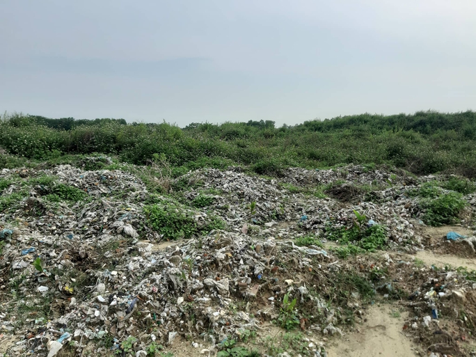 CLIP: Cận cảnh “núi rác” 84.000 tấn bị bỏ quên giữa thành phố - Ảnh 8.