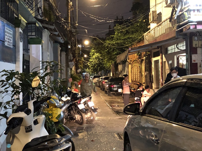 TP HCM: Phá cửa xông vào nhà trọ cứu người đàn ông trong tư thế treo cổ - Ảnh 2.
