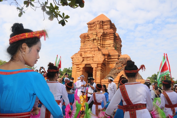 Sắc màu lễ hội Katê của đồng bào Chăm dưới chân tháp cổ Pô Sah Inư - Ảnh 5.