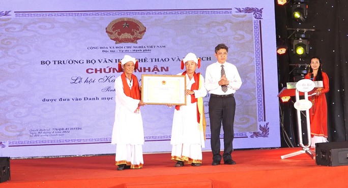 Sắc màu lễ hội Katê của đồng bào Chăm dưới chân tháp cổ Pô Sah Inư - Ảnh 8. Sắc màu lễ hội Katê của đồng bào Chăm dưới chân tháp cổ Pô Sah Inư - Ảnh 8.