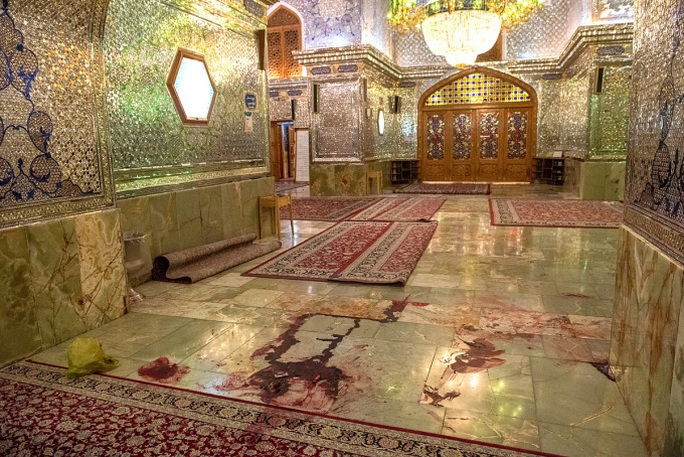 Xả súng tại đền thờ Hồi Giáo ở Iran, tiếng la hét kêu cứu thảm thiết - Ảnh 2.