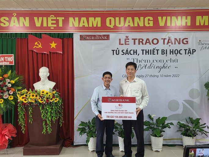 Agribank Chi nhánh Cần Thơ II trao tặng thiết bị học tập Thêm con chữ, bớt đói nghèo - Ảnh 2.