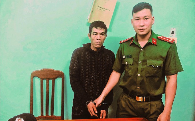 Đối tượng bị truy nã diện nguy hiểm trốn vào bãi vàng ngớ người khi bị bắt - Ảnh 1.