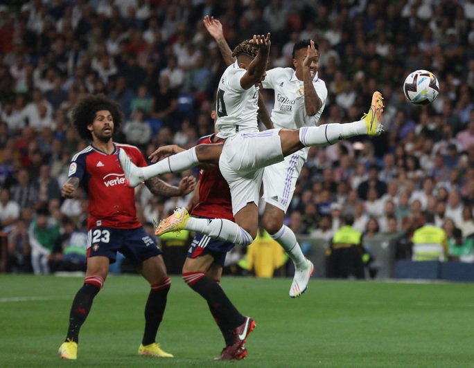 Tội đồ Benzema đá bay ngôi đầu của Real Madrid - Ảnh 1.
