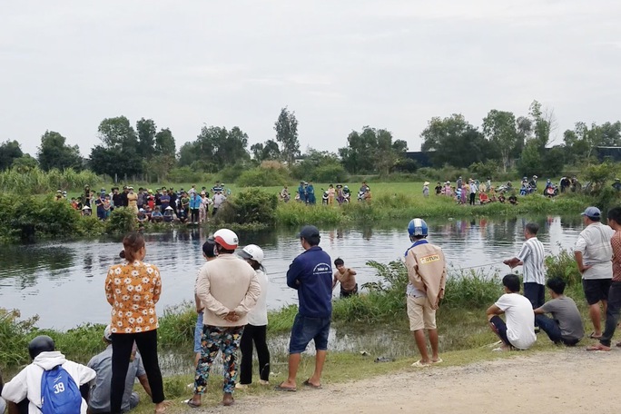 Một thiếu niên ở TP HCM tử vong khi đi hái dừa nước - Ảnh 1.