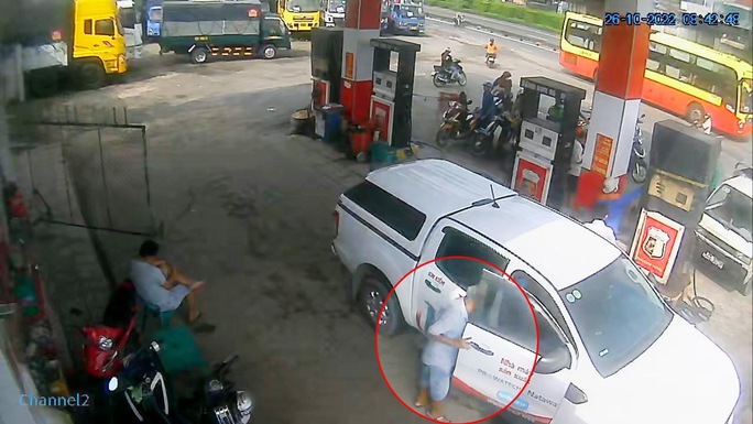 CLIP: Táo tợn trộm tài sản trong ô tô ngay cây xăng ở quận 12 - Ảnh 1.