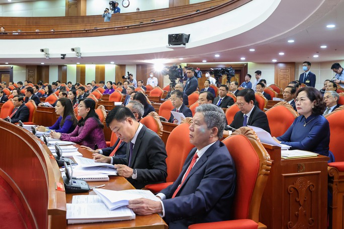 Chủ tịch nước Nguyễn Xuân Phúc điều hành thảo luận tại Hội nghị Trung ương 6 - Ảnh 1.