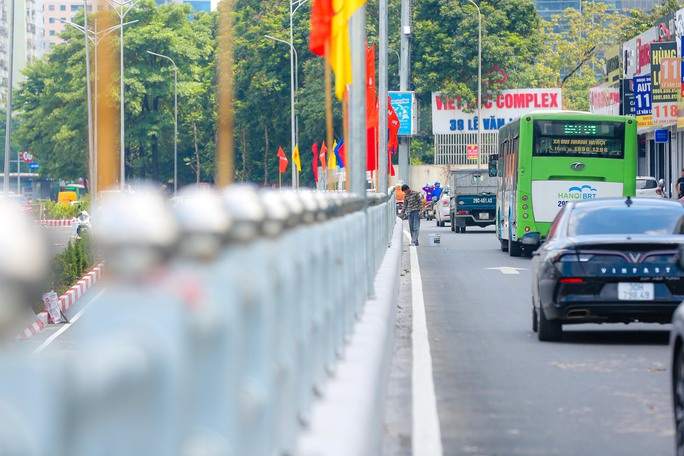 Ngày đầu thông xe, hầm chui 700 tỉ đồng ở Hà Nội đã tắc - Ảnh 14.