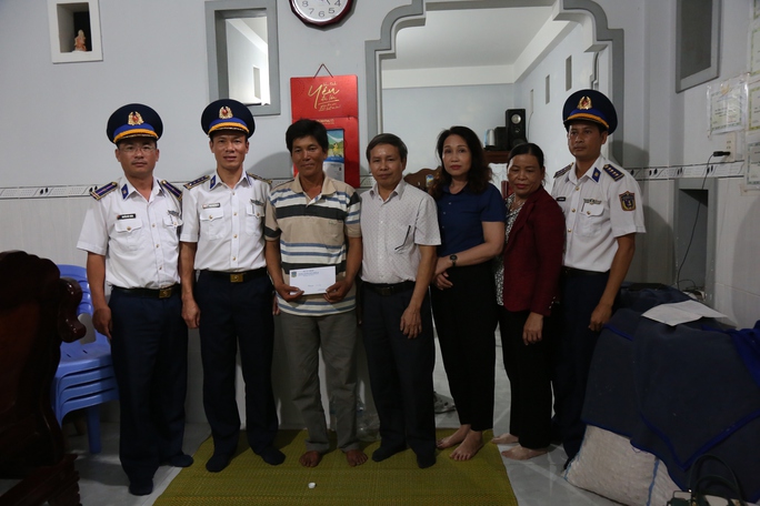 Vùng Cảnh sát biển 2 hỗ trợ nhân dân Lý Sơn khắc phục hậu quả bão số 4 - Ảnh 3.