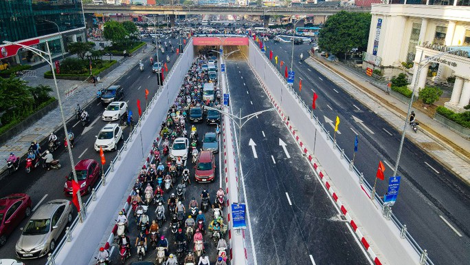 Ngày đầu thông xe, hầm chui 700 tỉ đồng ở Hà Nội đã tắc - Ảnh 2.