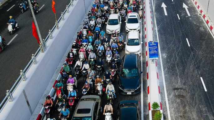 Ngày đầu thông xe, hầm chui 700 tỉ đồng ở Hà Nội đã tắc - Ảnh 3.
