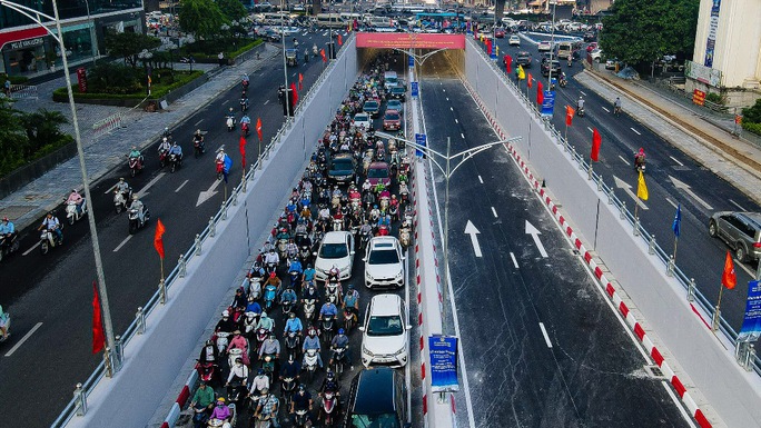 Ngày đầu thông xe, hầm chui 700 tỉ đồng ở Hà Nội đã tắc - Ảnh 4.