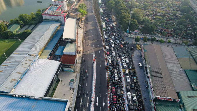 Ngày đầu thông xe, hầm chui 700 tỉ đồng ở Hà Nội đã tắc - Ảnh 6. Ngày đầu thông xe, hầm chui 700 tỉ đồng ở Hà Nội đã tắc - Ảnh 6.