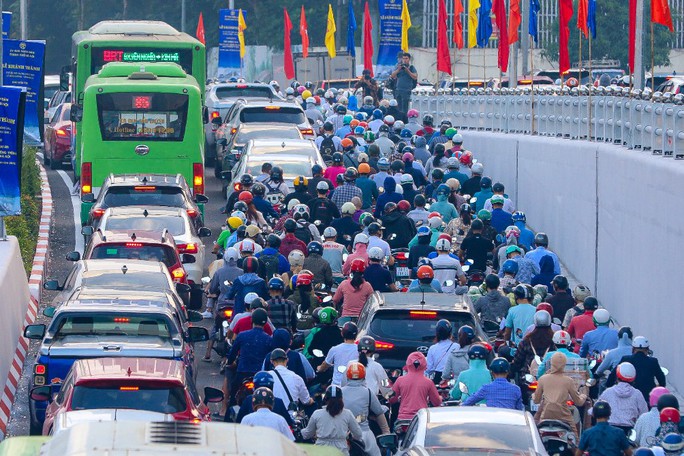 Ngày đầu thông xe, hầm chui 700 tỉ đồng ở Hà Nội đã tắc - Ảnh 8.