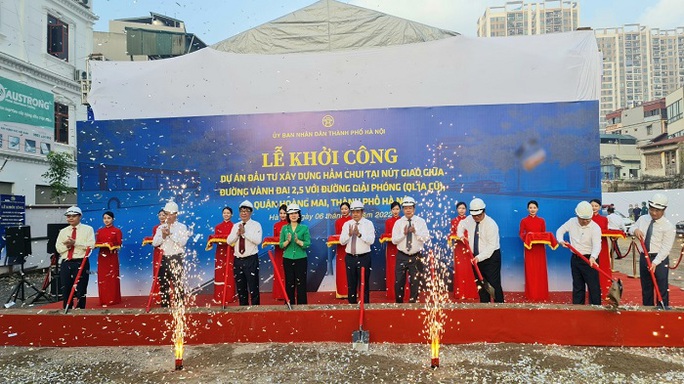 Phát lệnh khởi công hầm chui gần 800 tỉ đồng, Chủ tịch Hà Nội cảm ơn người dân đã tạo điều điện - Ảnh 2.