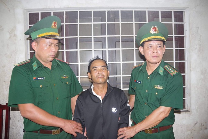Bắt đối tượng trốn truy nã 22 năm ở bìa rừng nước Lào - Ảnh 1.