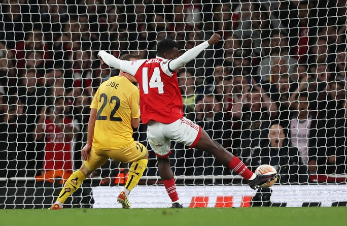 Dàn sao dự bị tỏa sáng, Arsenal chiếm ngôi đầu bảng Europa League - Ảnh 2.