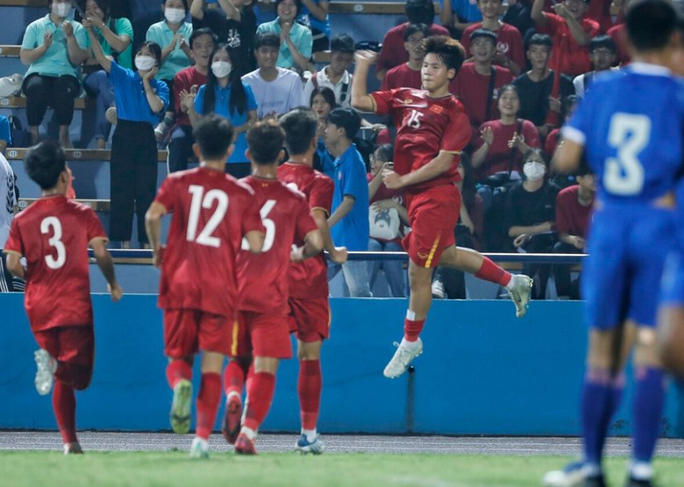 U17 Việt Nam tiếp tục vượt Thái Lan ở vòng loại U17 châu Á 2023 - Ảnh 3.