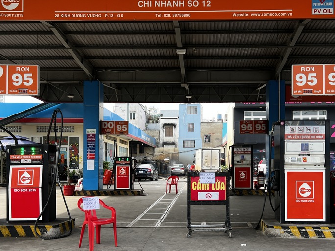 TP HCM: Nhiều cây xăng tạm ngưng bán hàng - Ảnh 7. TP HCM: Nhiều cây xăng tạm ngưng bán hàng - Ảnh 7.