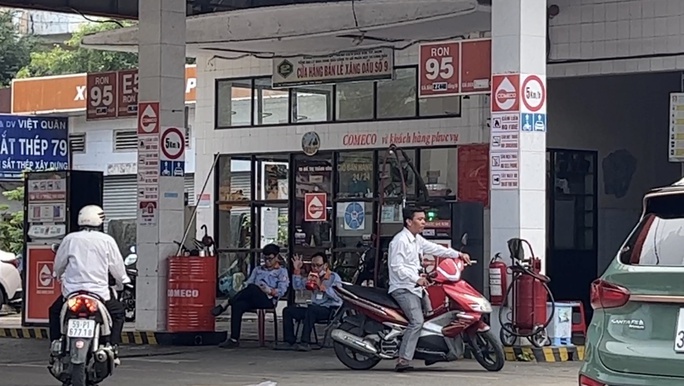 TP HCM: Nhiều cây xăng tạm ngưng bán hàng - Ảnh 6. TP HCM: Nhiều cây xăng tạm ngưng bán hàng - Ảnh 6.