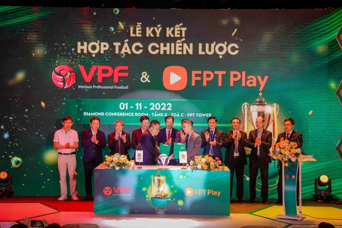 FPT Play sở hữu bản quyền truyền hình V-League 2023-2027 - Ảnh 1.