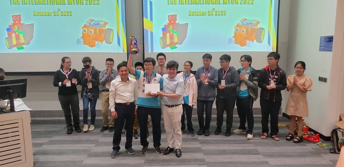 Học sinh Việt Nam vô địch cuộc thi lập trình robot tại Singapore - Ảnh 1.