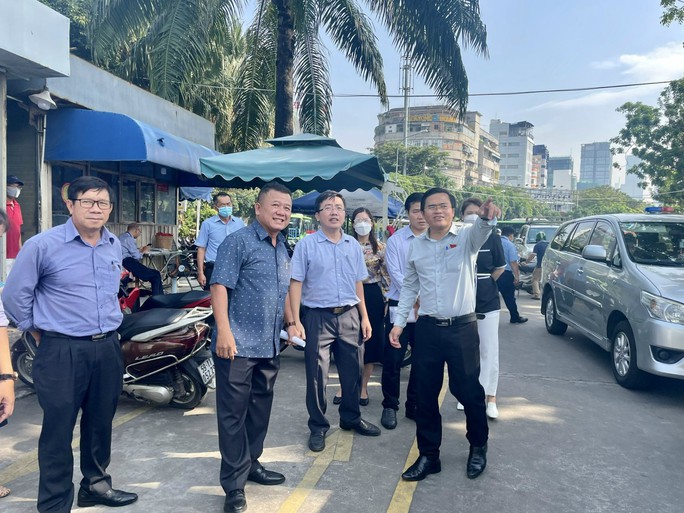 Đi thực tế, đại biểu HĐND giật mình với nhiều bảng quảng cáo - Ảnh 3.