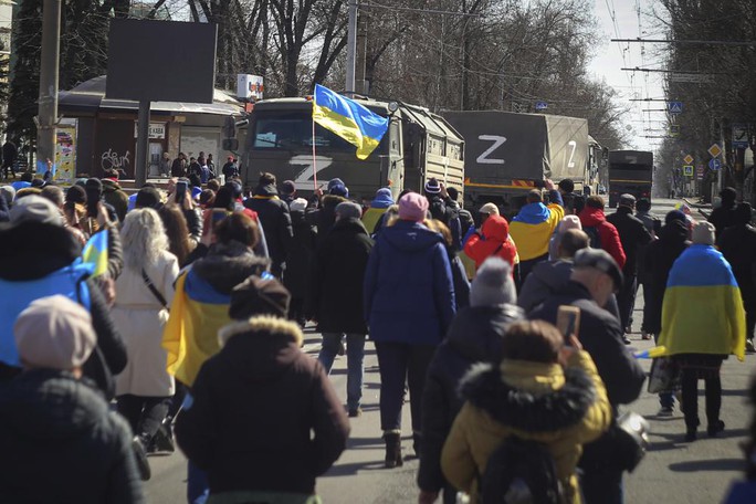 Ukraine tiếp cận Kherson, Mỹ chuyển vũ khí "chưa từng sử dụng"