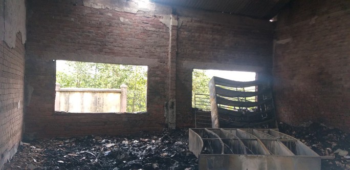 Trường học ở Quảng Nam bất ngờ cháy dữ dội trong đêm - Ảnh 6.