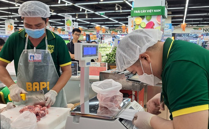 Vừa lãi 1.001 tỉ đồng, bầu Đức bán “heo ăn chuối” online - Ảnh 1.