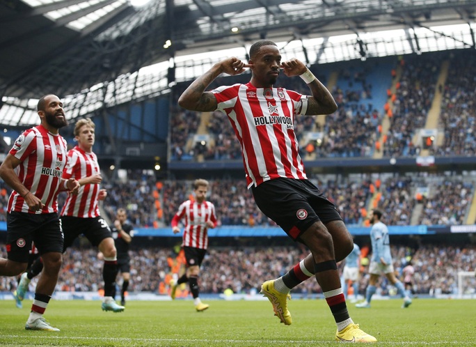 Nghiệt ngã phút bù giờ, Man City thua sốc Brentford tại Etihad - Ảnh 2.