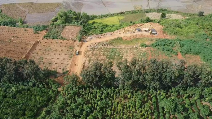 Bí thư huyện chỉ đạo xử lý nghiêm việc đá tặc lộng hành - Ảnh 4.