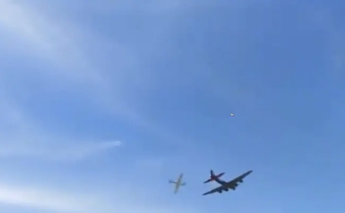 Mỹ: Hai máy bay quân sự va chạm, rơi xuống đất phát nổ - Ảnh 1.