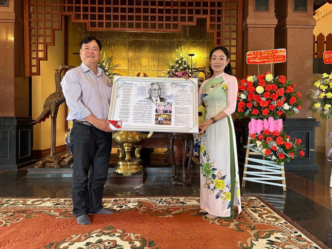 Soạn giả Đức Hiền, nhạc sĩ Phạm Hoàng Long trao tặng tác phẩm viết về cố Thủ tướng Võ Văn Kiệt - Ảnh 1.