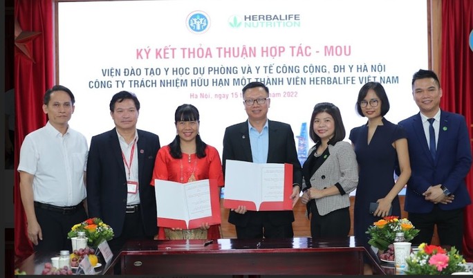 Herbalife Việt Nam trao học bổng cho 20 sinh viên, bác sĩ Đại học Y Hà Nội - Ảnh 1.