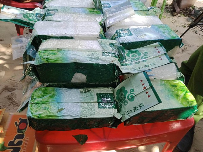 Phát hiện bao tải nghi chứa ma túy trôi vào biển Quảng Nam - Ảnh 1.