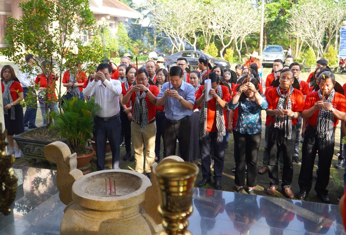 Đoàn cán bộ tuyên giáo, báo chí TP HCM dâng hương tại Di tích căn cứ Khu ủy Sài Gòn - Gia Định - Ảnh 1.