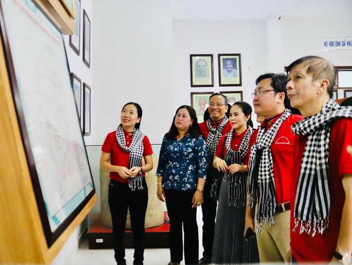 Đoàn cán bộ tuyên giáo, báo chí TP HCM dâng hương tại Di tích căn cứ Khu ủy Sài Gòn - Gia Định - Ảnh 3.