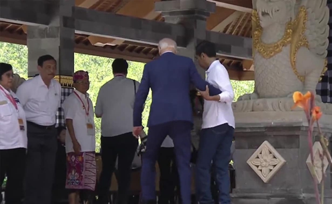 Tổng thống Widodo phản ứng nhanh khi Tổng thống Biden trượt chân - Ảnh 2.