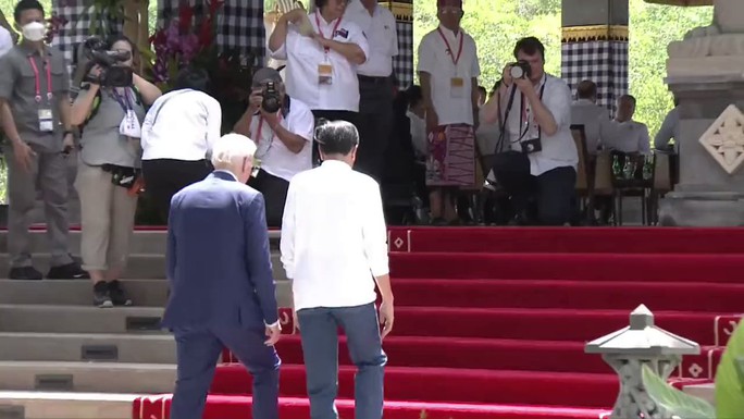 Tổng thống Widodo phản ứng nhanh khi Tổng thống Biden trượt chân - Ảnh 1.
