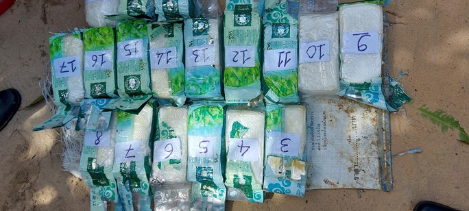 Phát hiện bao tải nghi chứa ma túy trôi vào biển Quảng Nam - Ảnh 2.